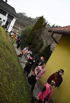 Pustni pohod razveselil ulice Ravne na Koroškem (5)